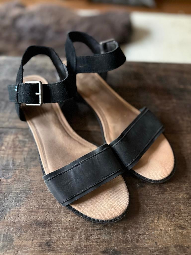 TOMS zwarte sandalen met hakje - Maat 39-40, Ophalen of Verzenden, Gedragen, Zwart, Sandalen of Muiltjes