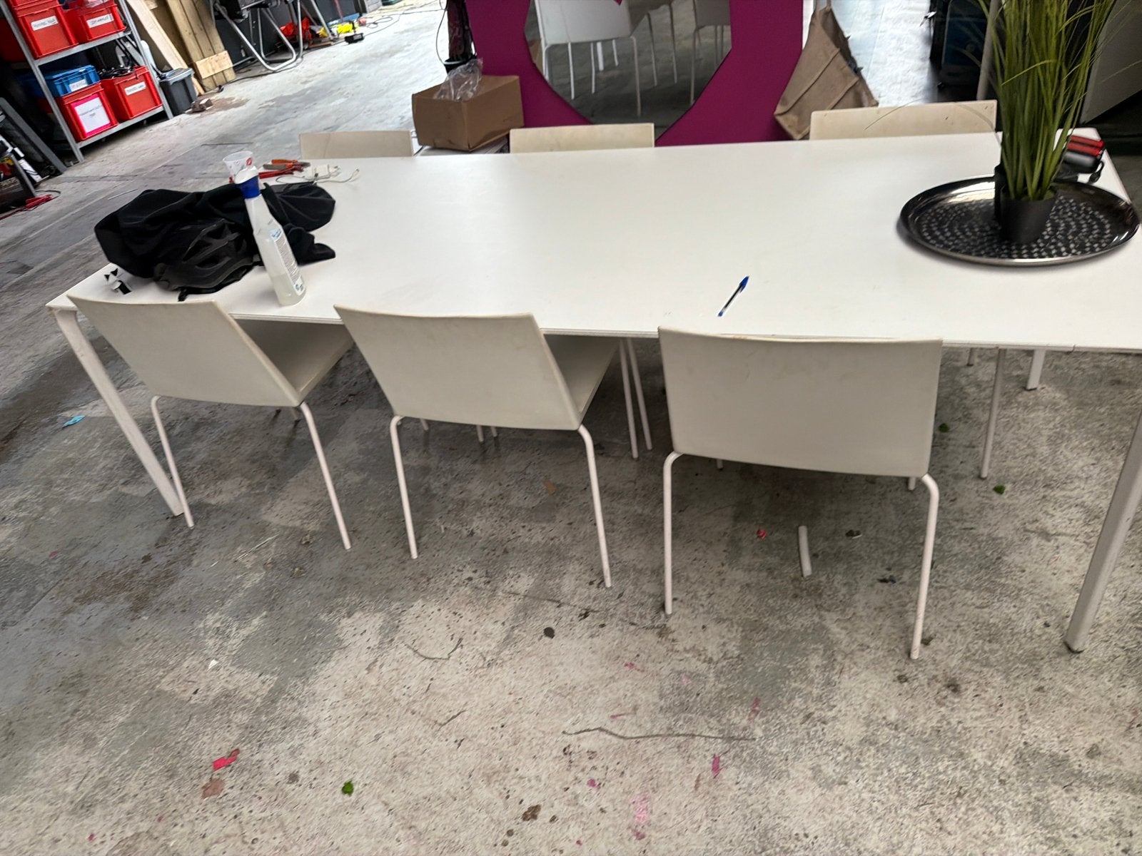 6 witte stoelen - moeten schoongemaakt worden, Huis en Inrichting, Ophalen, Kunststof, Gebruikt, Wit