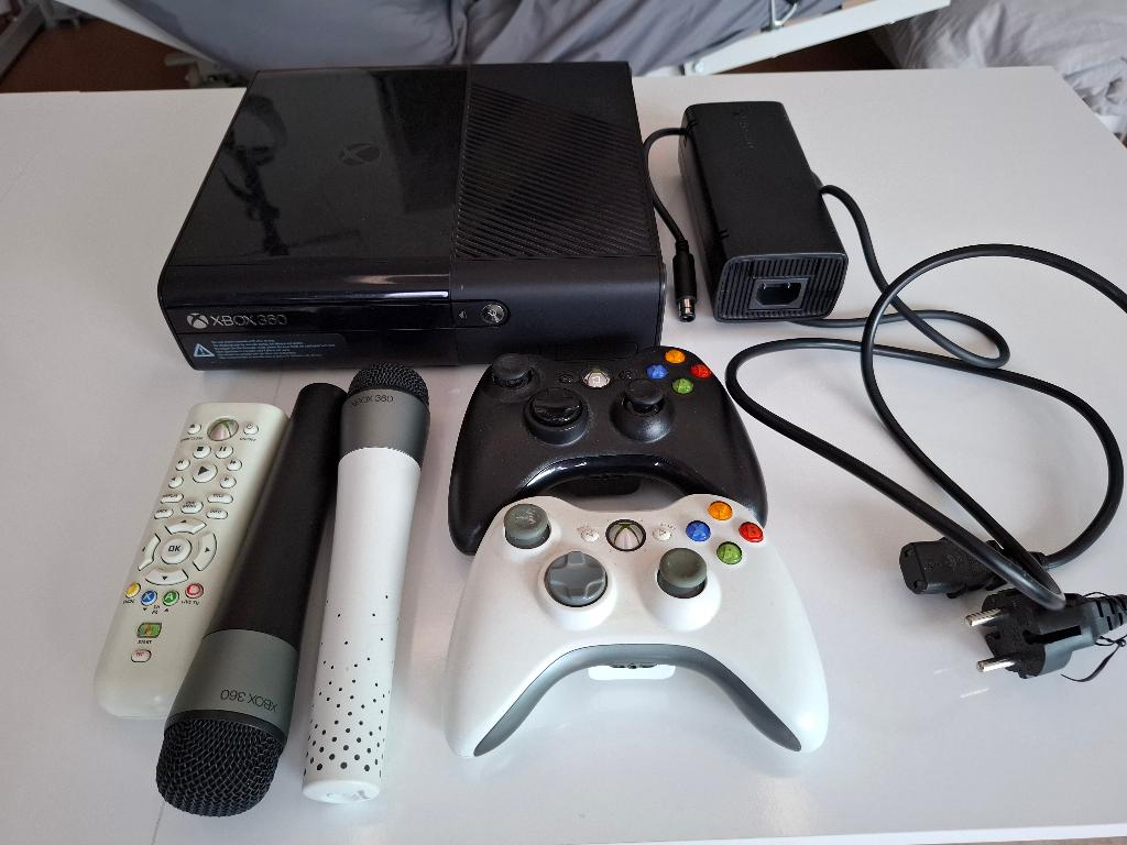 Prijsdaling: XBOX 360 E New Slim 250GB Edition met 30 games, Met 2 controllers, Ophalen of Verzenden, Met harde schijf, 500 GB