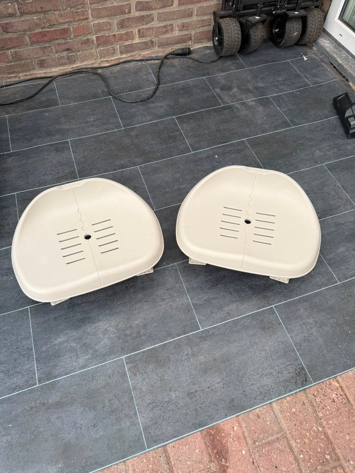2x intex stoeltjes, Tuin en Terras, Bubbelbaden en Hottubs, Ophalen, Zo goed als nieuw, Vast