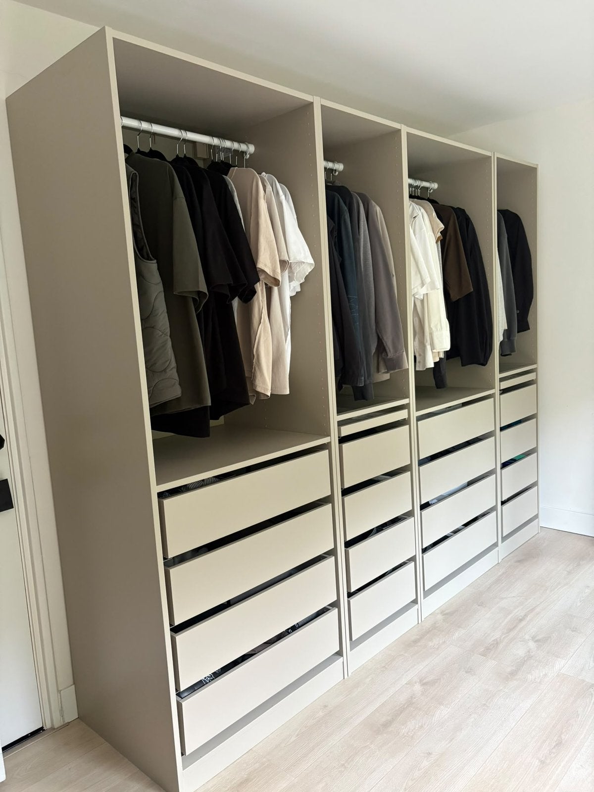 IKEA PAX kledingkast grijsbeige + SKUBB bakken – zgan, Ophalen, 200 cm of meer, Zo goed als nieuw, 200 cm of meer