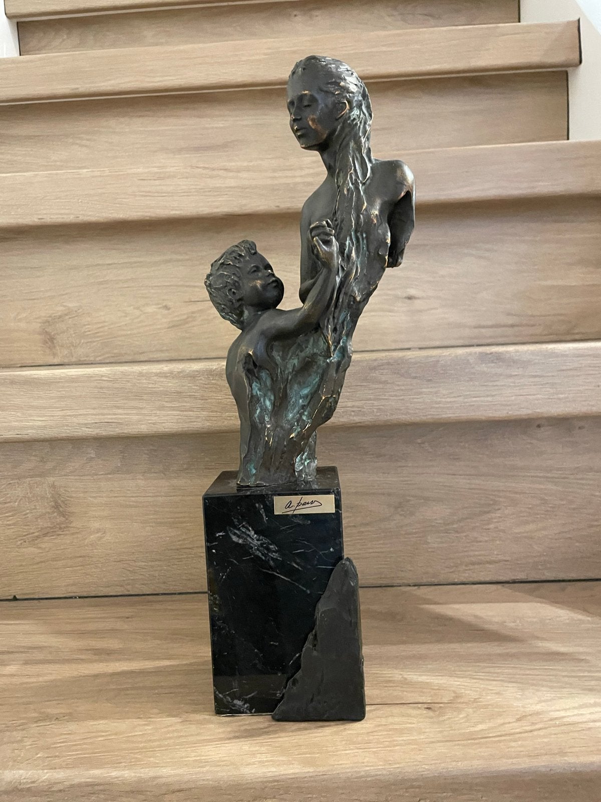 Bronzen beeld van moeder en kind op marmeren sokkel, Groep mensen, Ophalen of Verzenden, Brons, Beeld