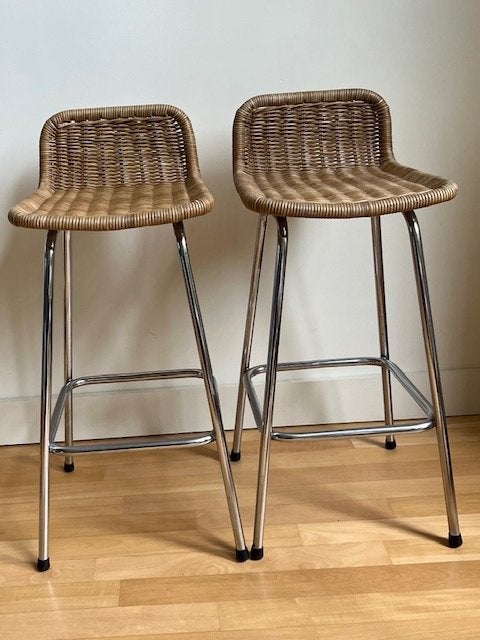 2 vintage bar krukken - rotan chroom 1960-70 Noordwolde, Ophalen, Gebruikt, Met voetsteun, 60 tot 90 cm