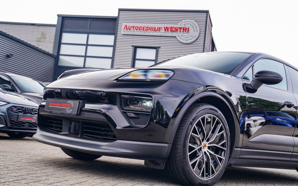 Porsche Macan 100 kWh | Camera | Panorama Dak | Groen Leder, Auto's, Gebruikt, 360 pk, Zwart, SUV of Terreinwagen