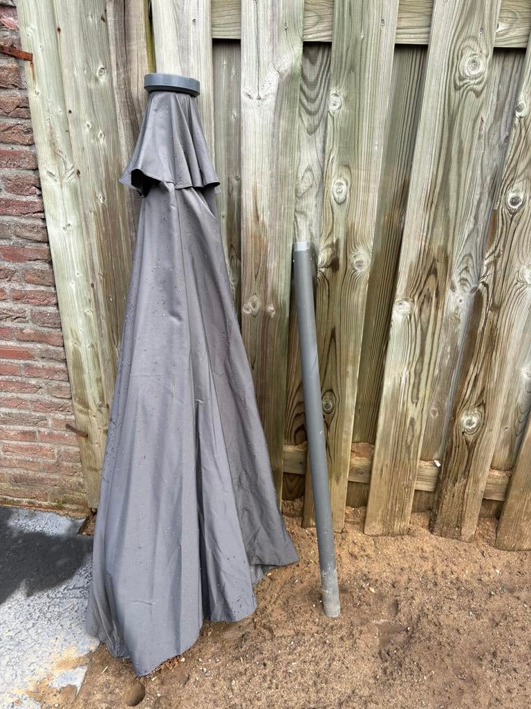 Parasol grijs met lichtjes en solar, Ophalen of Verzenden, Zo goed als nieuw, 1 tot 2 meter