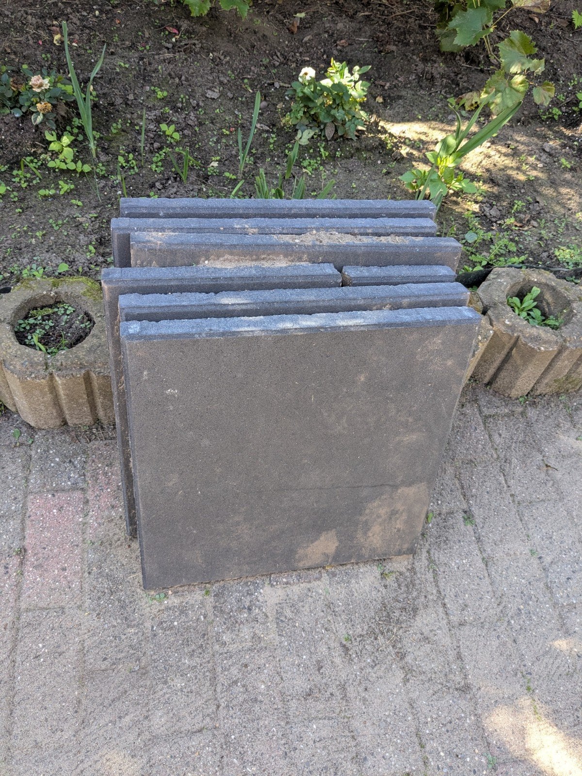 Gratis stenen 50x50 zwart, Ophalen, Gebruikt, Beton, Terrastegels