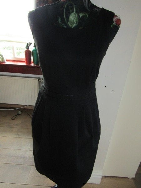F301 SOAKED IN LUXURY mt XS jurk zwart mouwloos, Soaked in Luxury, Verzenden, Zwart, Zo goed als nieuw