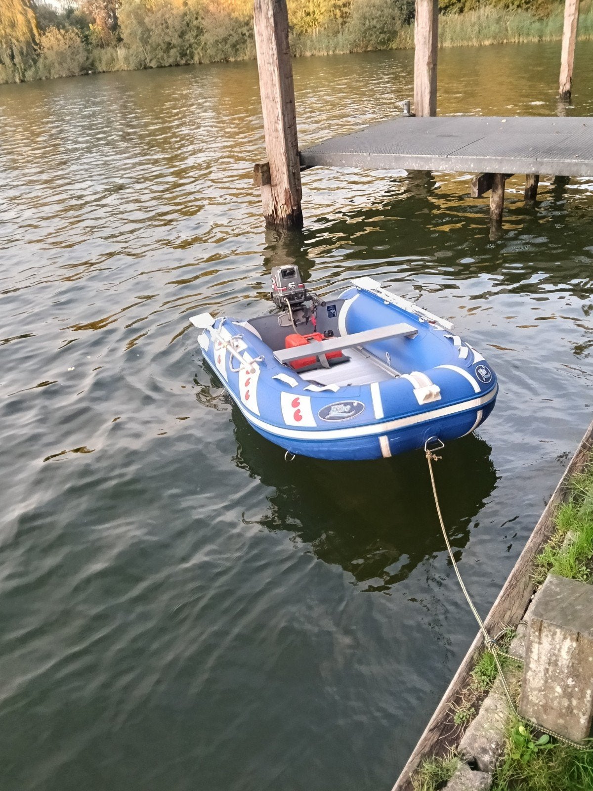 Foto 6 van rubberboot met moter / buitenboordmotor en trailer