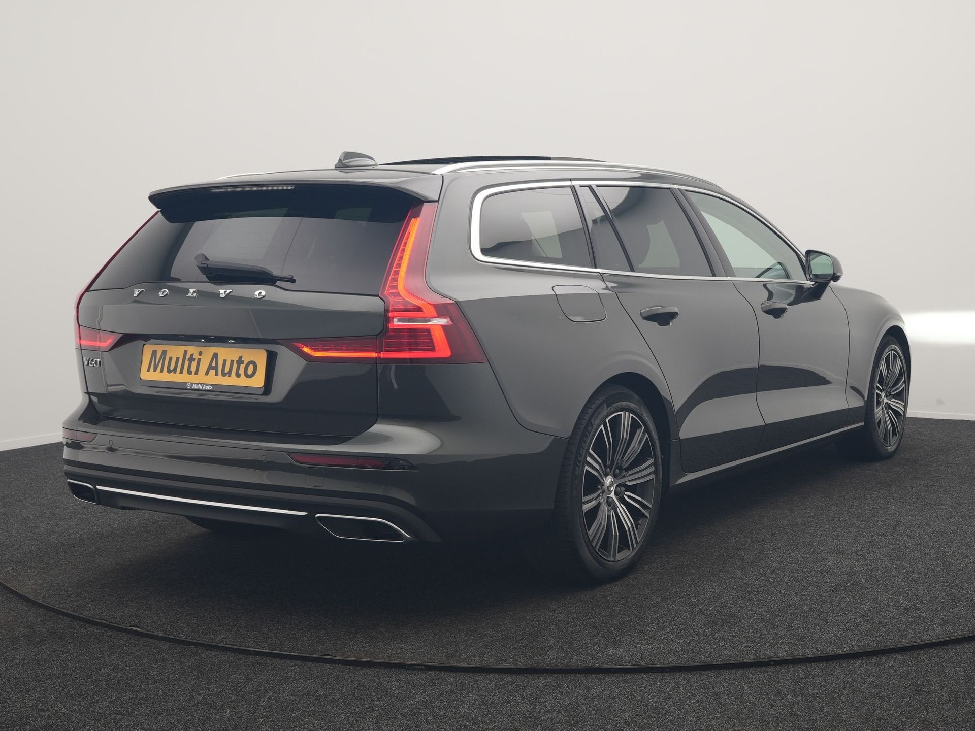 Volvo V60 T6 Recharge AWD Inscription PHEV 340pk Dealer O.H, Auto's, Automaat, Dealer onderhouden, Zwart, 4 cilinders