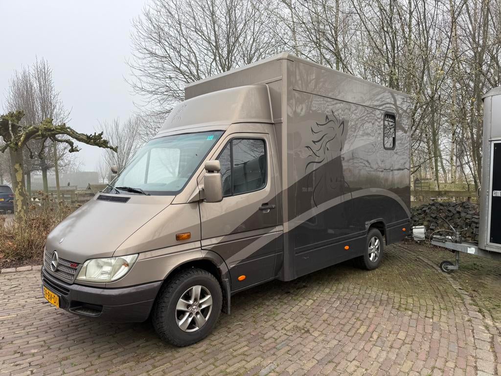 Mercedes benz 2 paards vrachtwagen met zadelkamer te koop, Dieren en Toebehoren, Paarden en Pony's | Trailers en Aanhangwagens