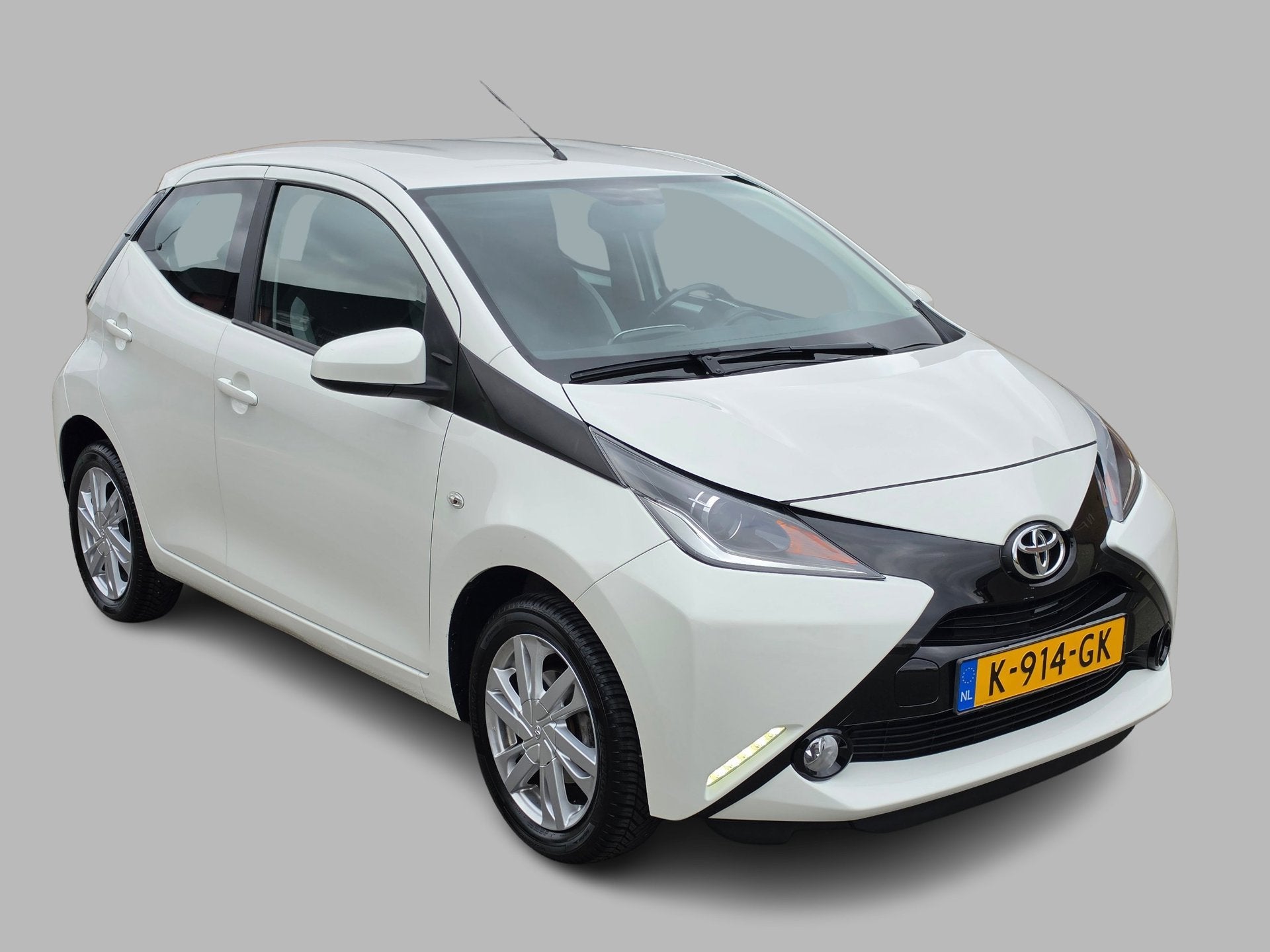 Toyota Aygo 1.0 VVT-i x-cite Automaat, Navi, Camera, LMV, Auto's, Stof, Gebruikt, 4 stoelen, Wit
