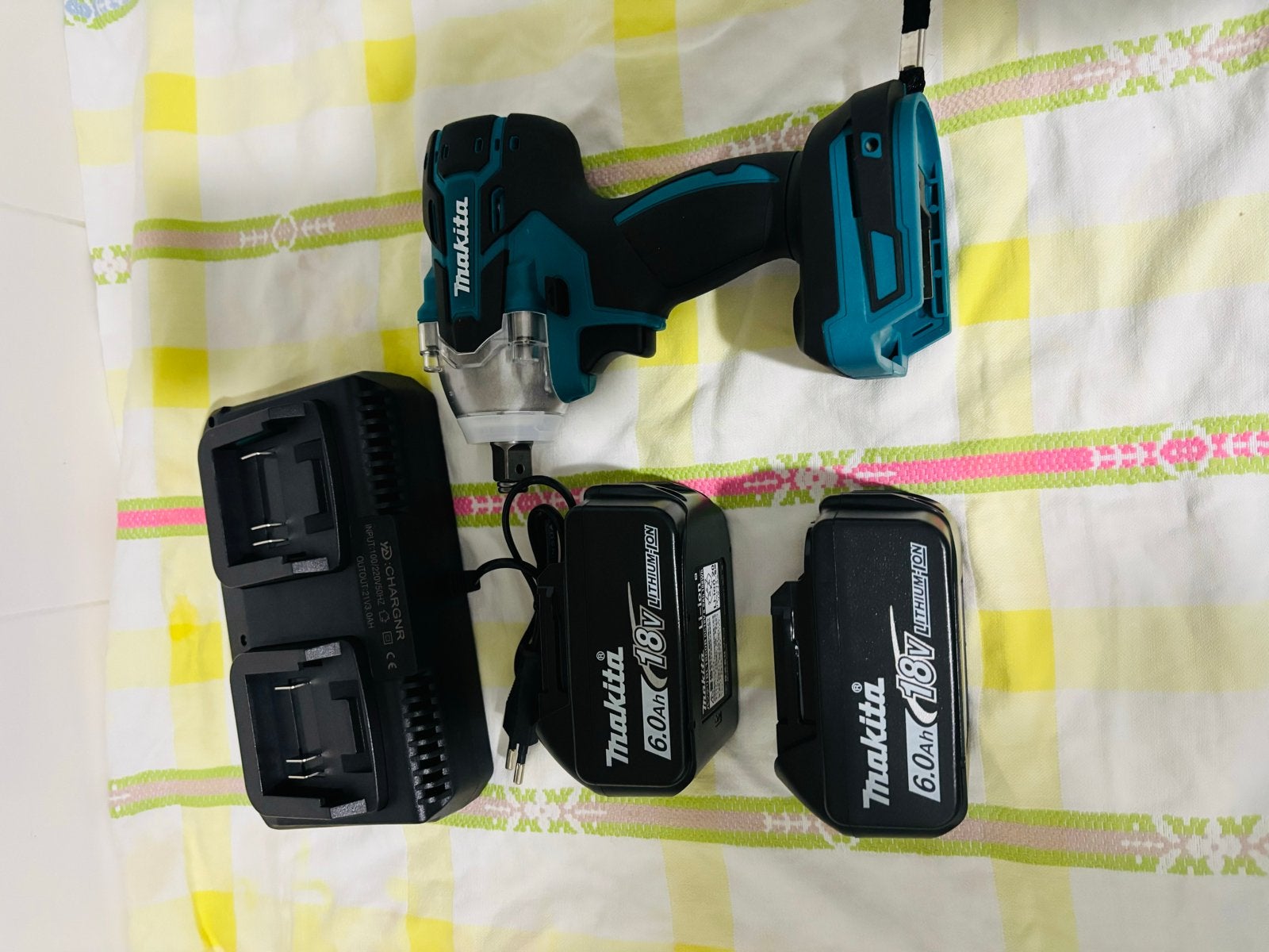 Nieuwe Makita DTW285 18V Accu-slagschroevendraaier met 2x 6., Doe-het-zelf en Verbouw, 600 watt of meer, Variabele snelheid, Nieuw
