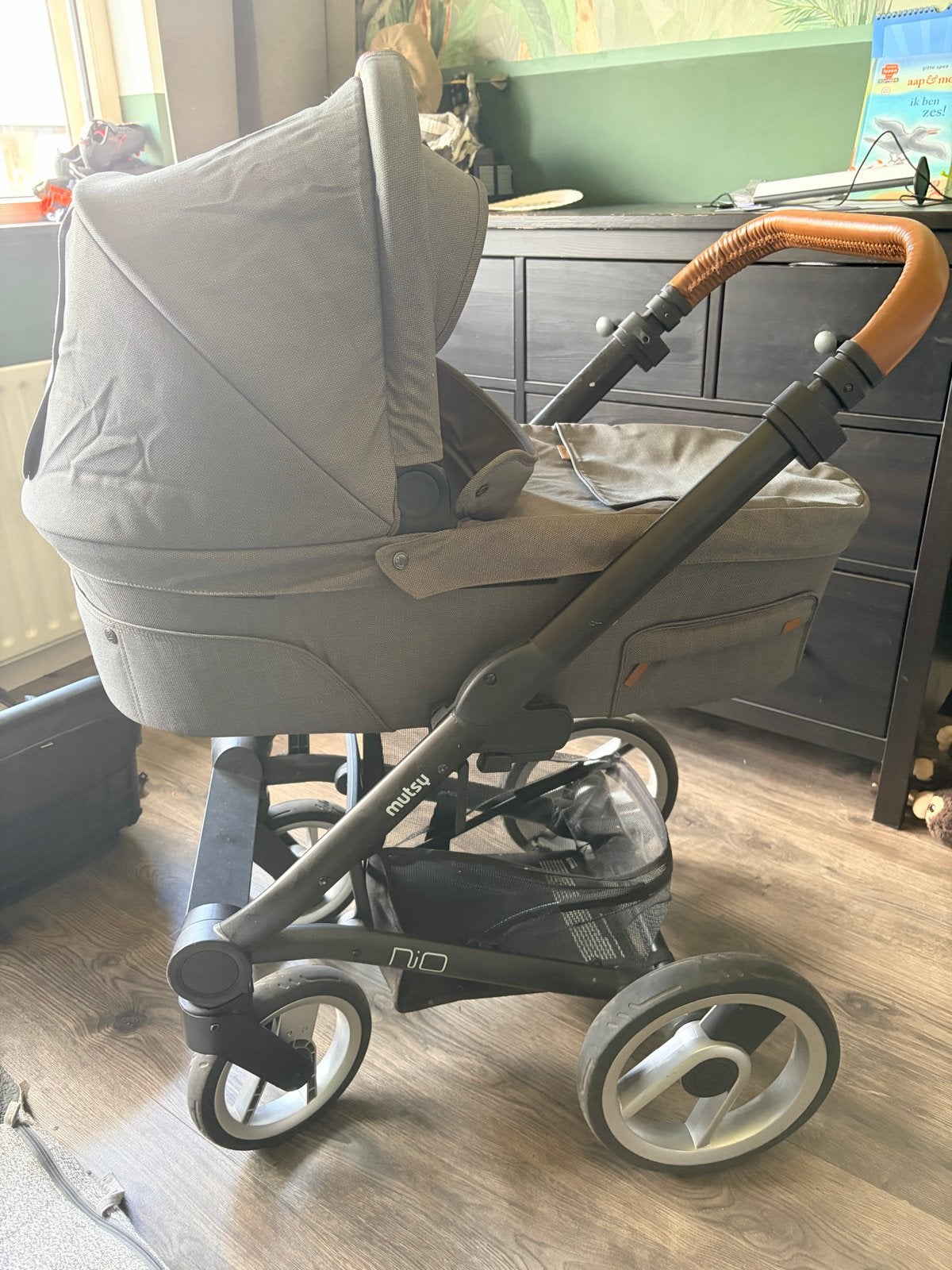 Mutsy Nio combiwagen met reiswieg en zitje, Ophalen, Gebruikt, Combiwagen, Met reiswieg
