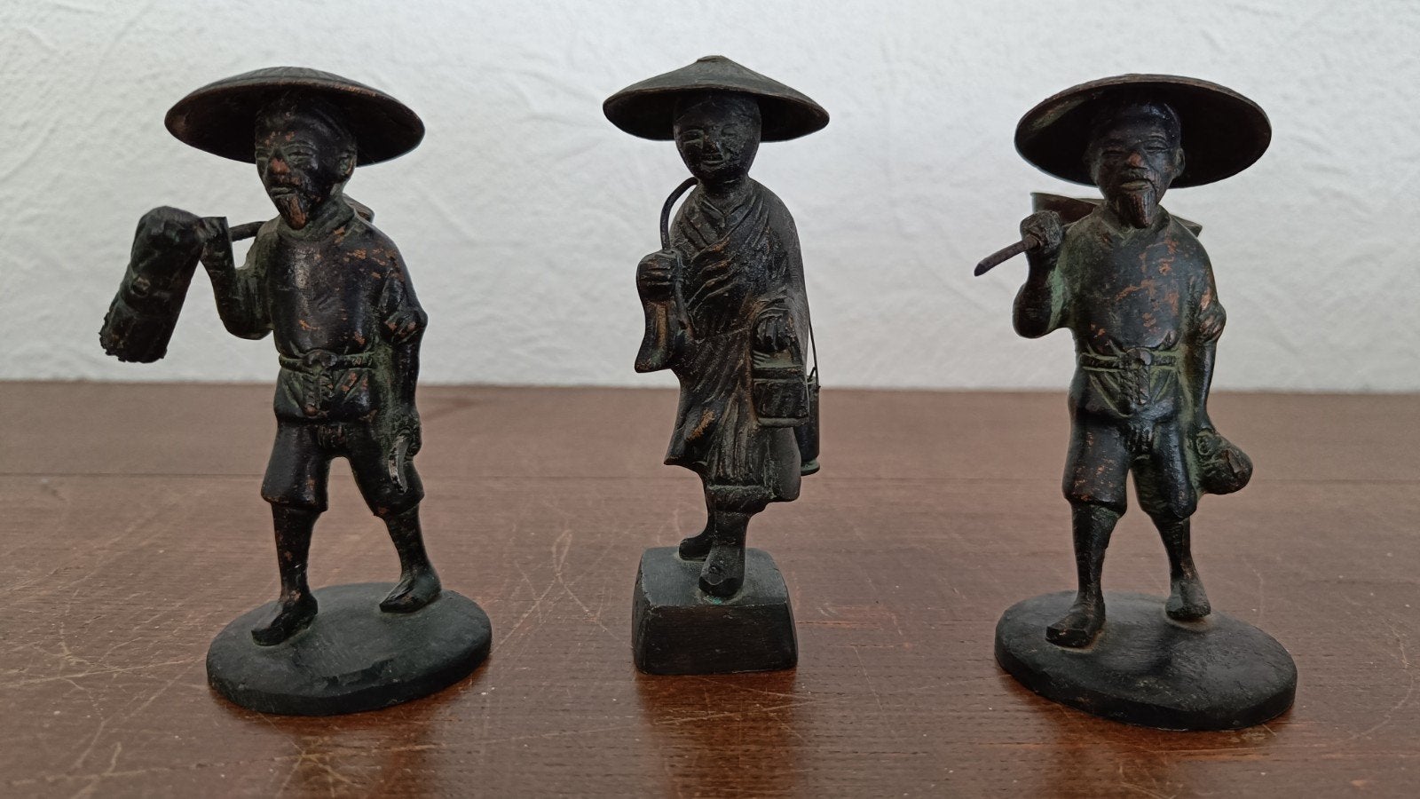 Drie vintage bronzen Aziatische beeldjes., Groep mensen, Minder dan 20 cm, Ophalen of Verzenden, Brons