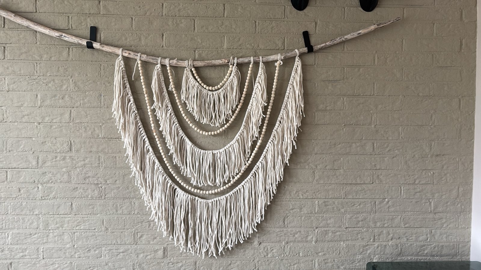 Groot handgemaakt macramé wandkleed met houten kralen, Beige, Boho, Nieuw, Ophalen of Verzenden
