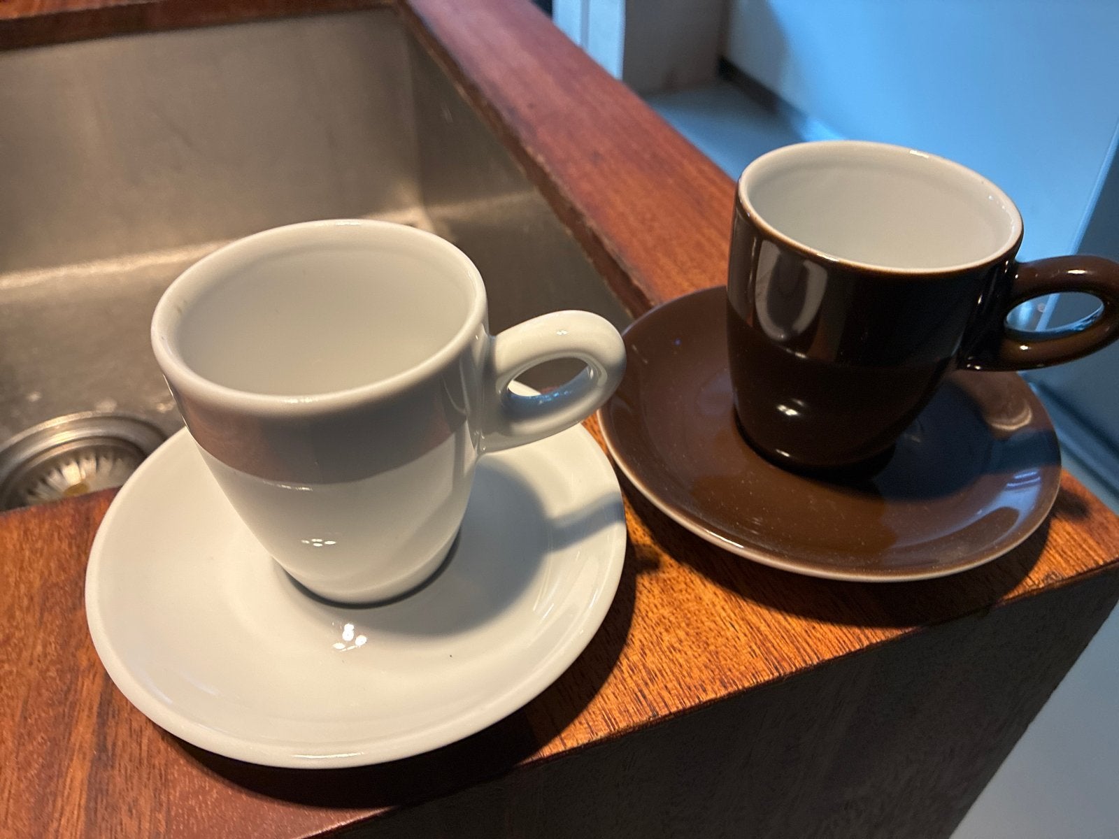 2 Walkure Alta koffiekopjes met schotel - donkerbruin, Gebruikt, Overige merken, Ophalen of Verzenden, Kop(pen) en/of Schotel(s)