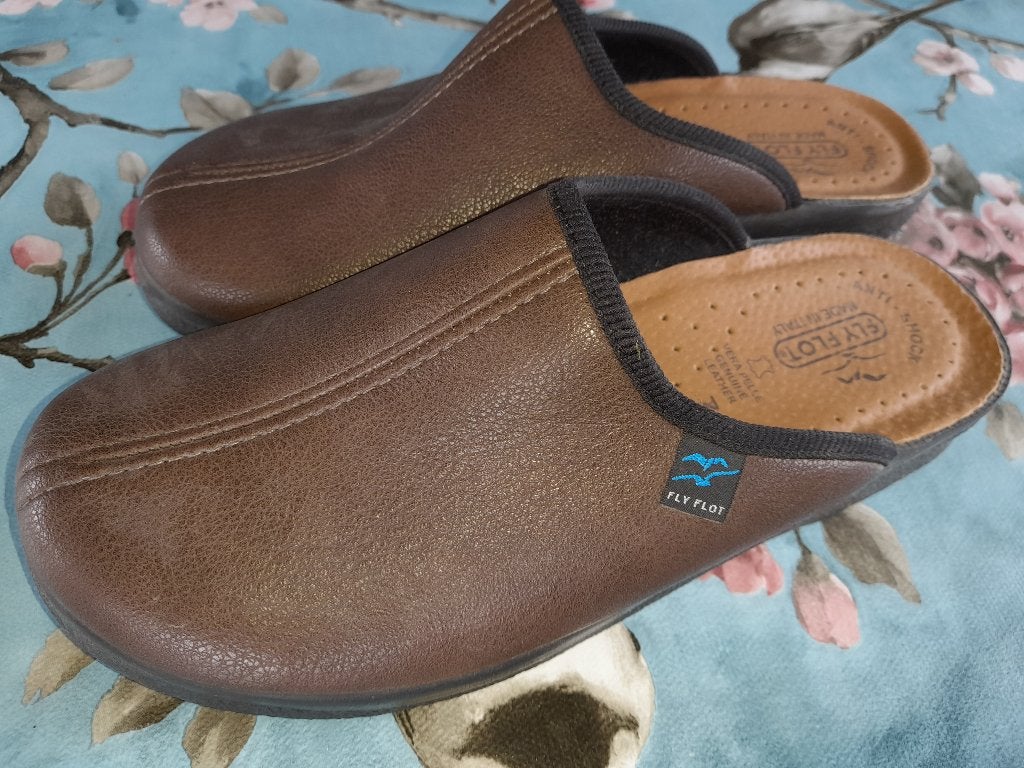 Instappers / sloffen /pantoffels Fly Flot maat 41, Bruin, Nieuw, Ophalen of Verzenden, Pantoffels of Sloffen