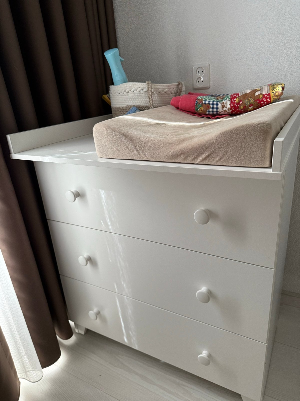 Witte commode met 3 lades en afneembaar blad, 50 tot 70 cm, Ophalen of Verzenden, Zo goed als nieuw, 75 tot 100 cm