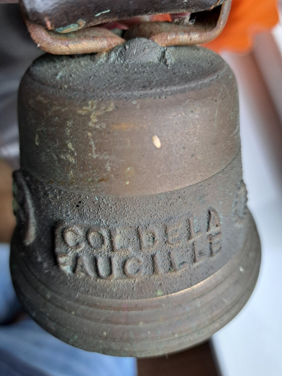 Antieke bronzen koebel met lederen riem, Ophalen