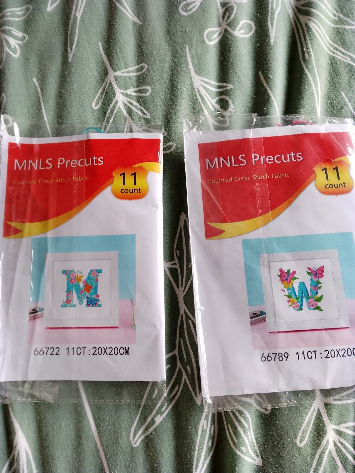 2 borduurpakketjes met letter M en W, Hobby en Vrije tijd, Ophalen of Verzenden, Nieuw, Borduurpakket