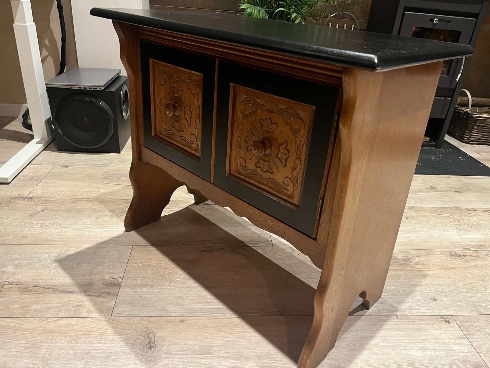 Uniek houten kastje met gesneden deuren (74x40x65 cm), Antiek en Kunst, Ophalen