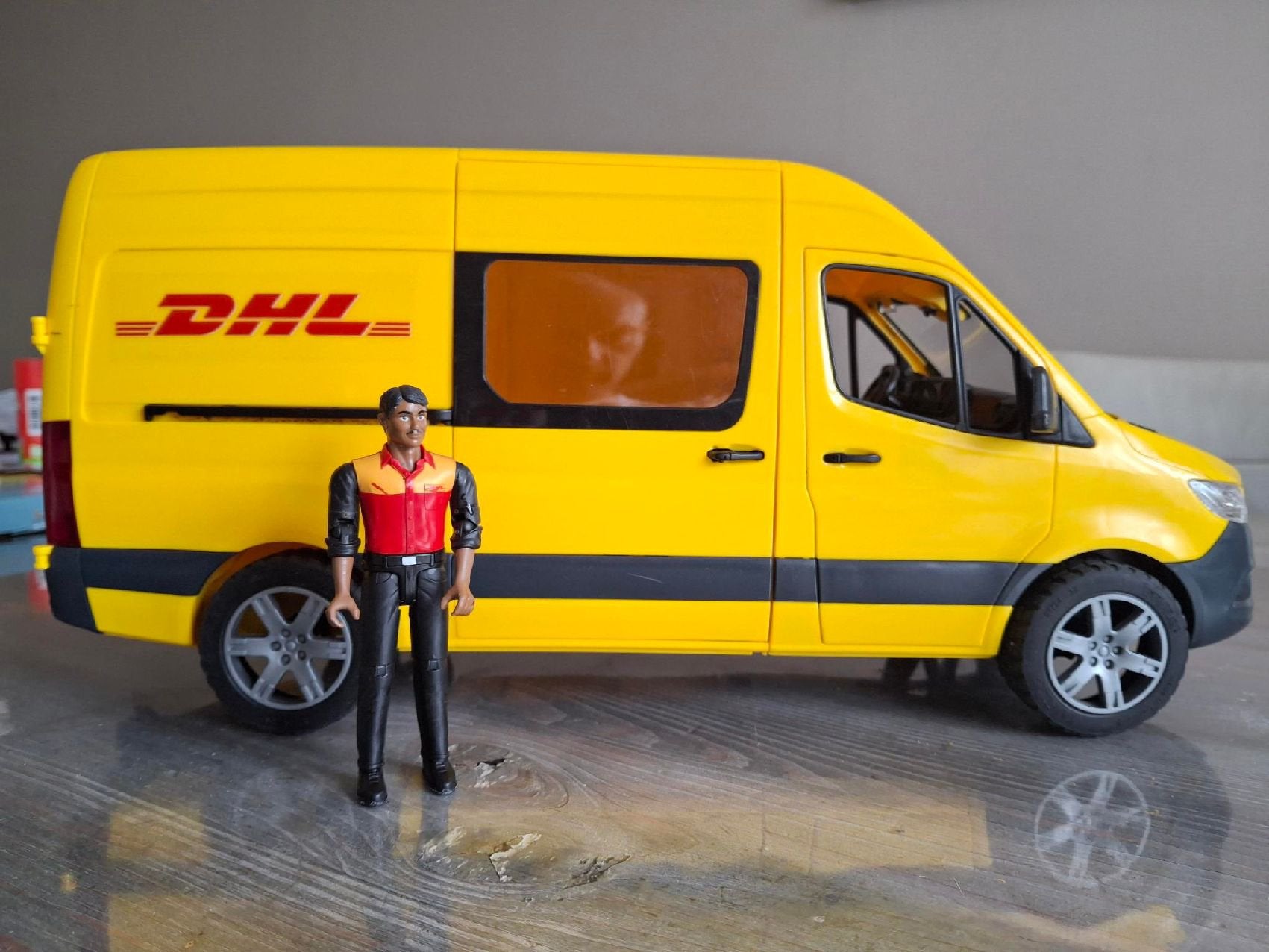 Mercedes Benz Sprinter DHL met speelfiguur, Ophalen of Verzenden, Zo goed als nieuw