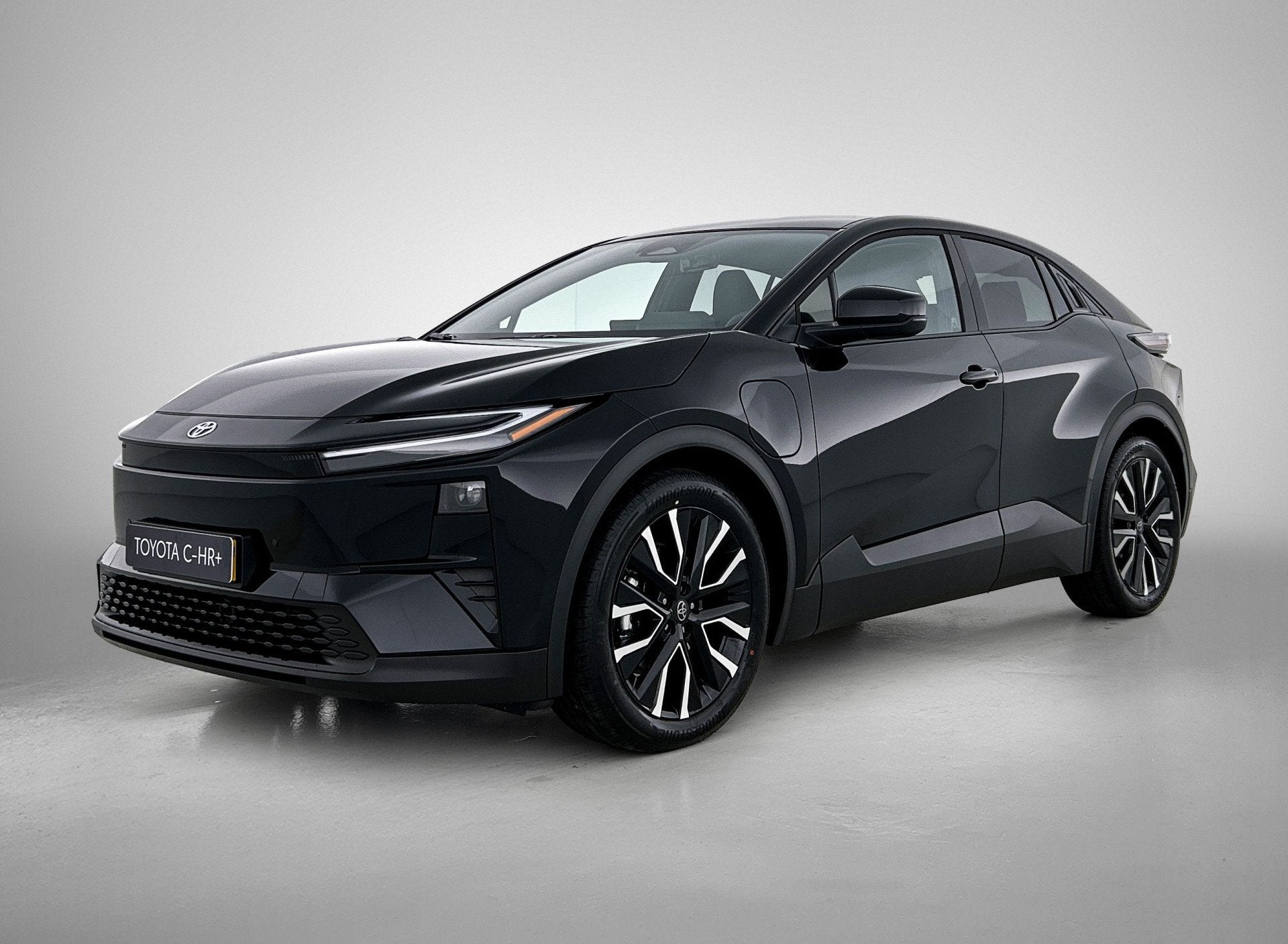 Toyota C-HR+ First Edition 77 kWh *EV-Deal* | Stoel en stuur, Auto's, Stof, 24 min, Zwart, Origineel Nederlands
