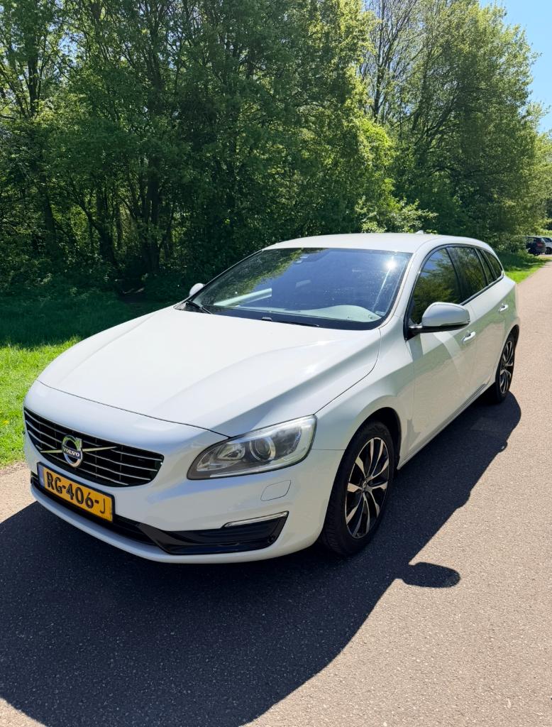 Volvo V60 T2 122pk Aut.Polar +Dynamic | Getint glas 2017 Wit, 1498 cc, 4 cilinders, Navigatiesysteem, Particulier