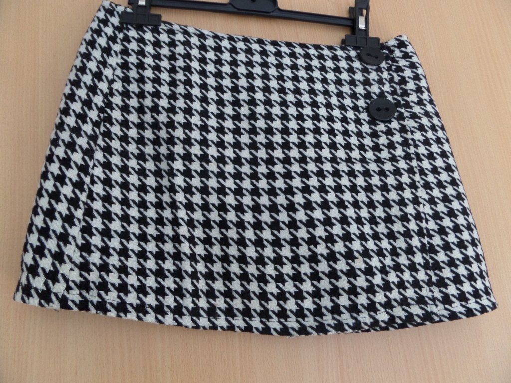 Korte pied-de-poule rok met 2 grote knopen maat 36, Zwart, Ophalen of Verzenden, Zo goed als nieuw, Maat 36 (S)