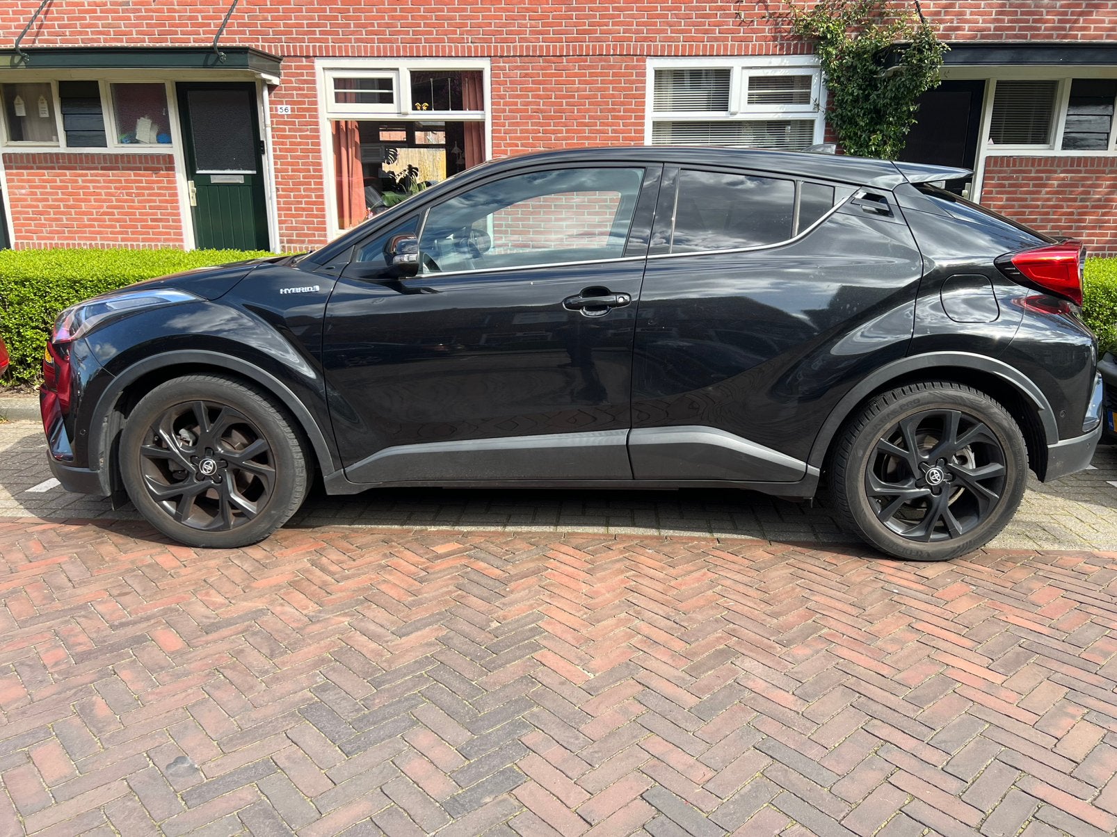 Toyota C-HR 1.8 Hybrid Black Edition JBL ACC Nederlandse, 725 kg, 4 cilinders, Zwart, 75 €/maand