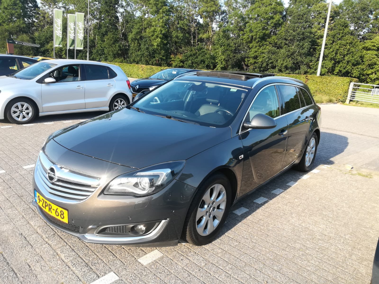 opel insignia te koop met niuwe apk, Auto's, Voorwielaandrijving, Euro 5, Zwart, 4 cilinders