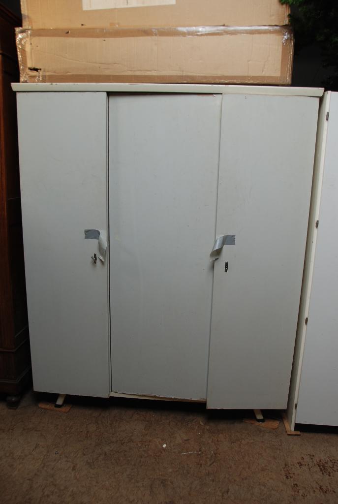 Kast kleding retro 3 deurs kast., Huis en Inrichting, Kasten | Kledingkasten, Ophalen of Verzenden, 150 tot 200 cm, 25 tot 50 cm