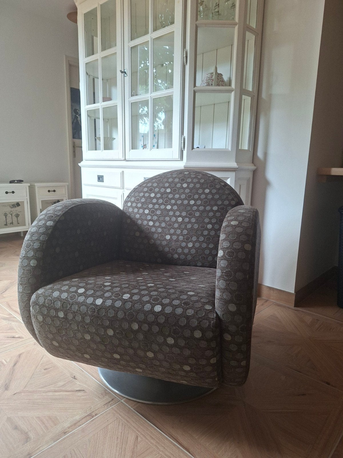 Comfortabele draaibare fauteuil met stoffen bekleding, Ophalen, Modern, Comfortabel, Gebruikt, 75 tot 100 cm