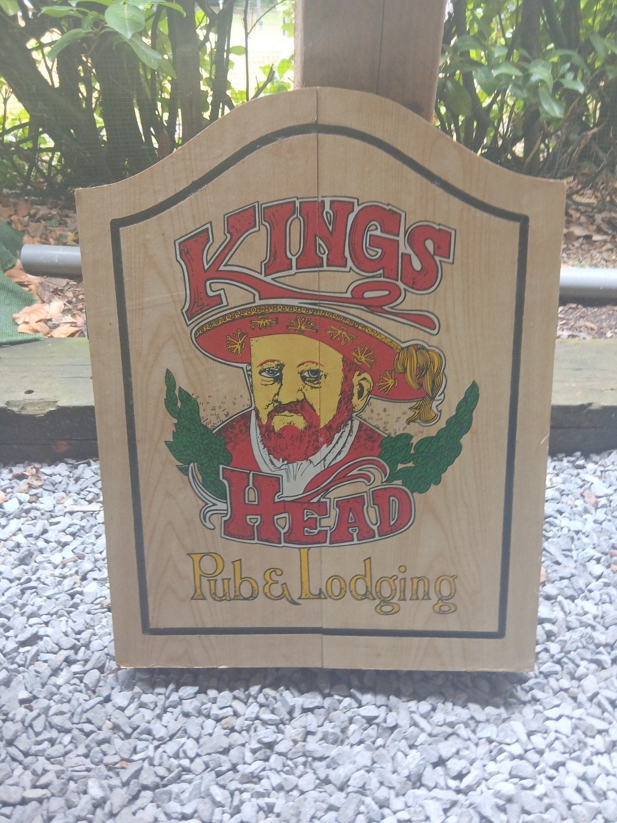 Dartbord in houten kast met pijlen - Kings Head Pub, Sport en Fitness, Darts, Ophalen of Verzenden, Gebruikt, Dartbord met pijlen