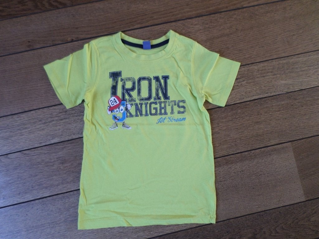 groen/geel t-shirt met stoer opschrift maat 128, Kinderen en Baby's, Kinderkleding | Maat 128, Ophalen of Verzenden, Zo goed als nieuw