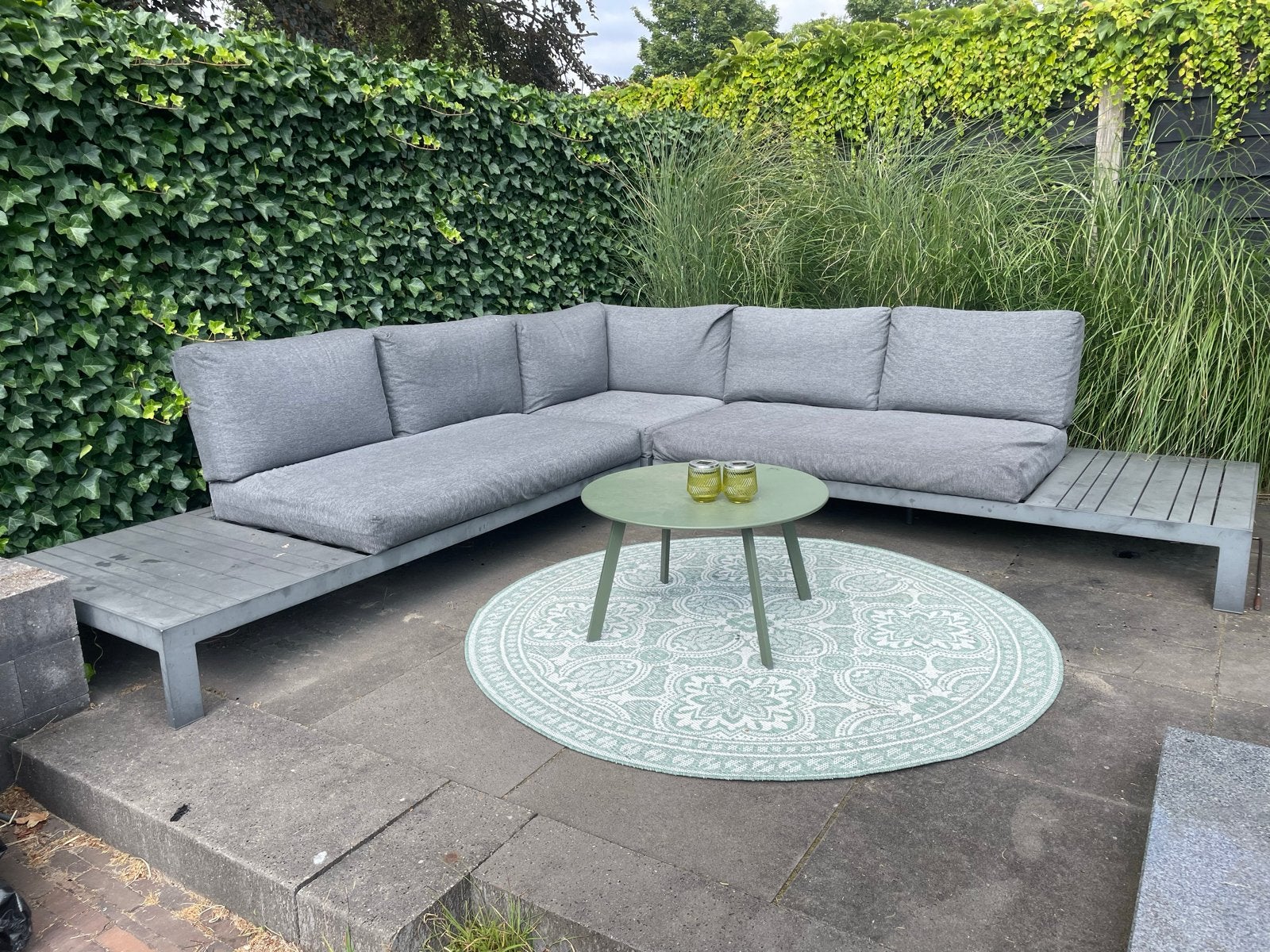 Moderne loungeset met grijze kussens en salontafel, Ophalen, 5 zitplaatsen, Gebruikt, Aluminium