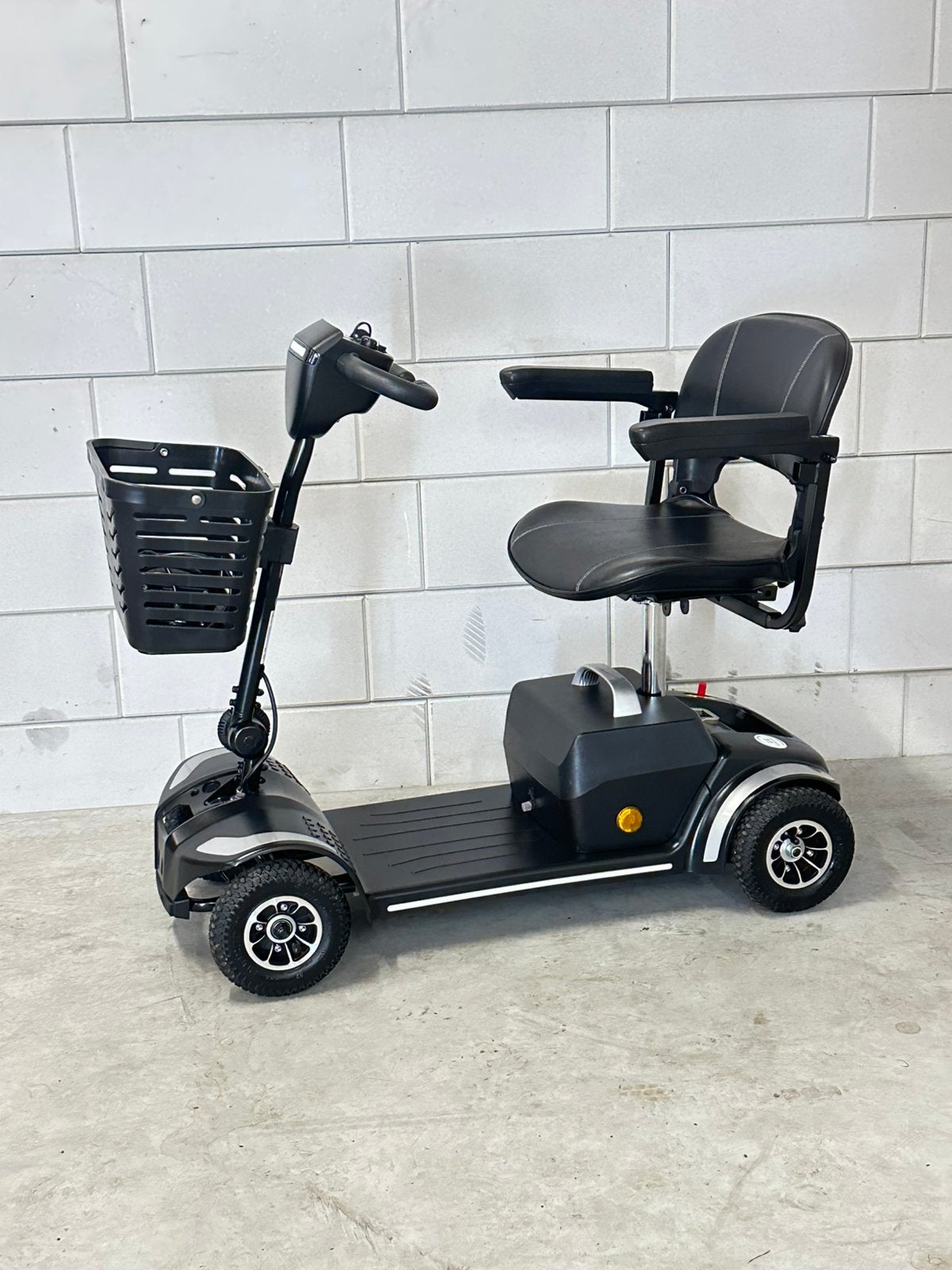 Opvouwbare scootmobielen (demontabel / opvouwbaar), 10 km/u of minder, Zo goed als nieuw, 15 km of minder, Ophalen
