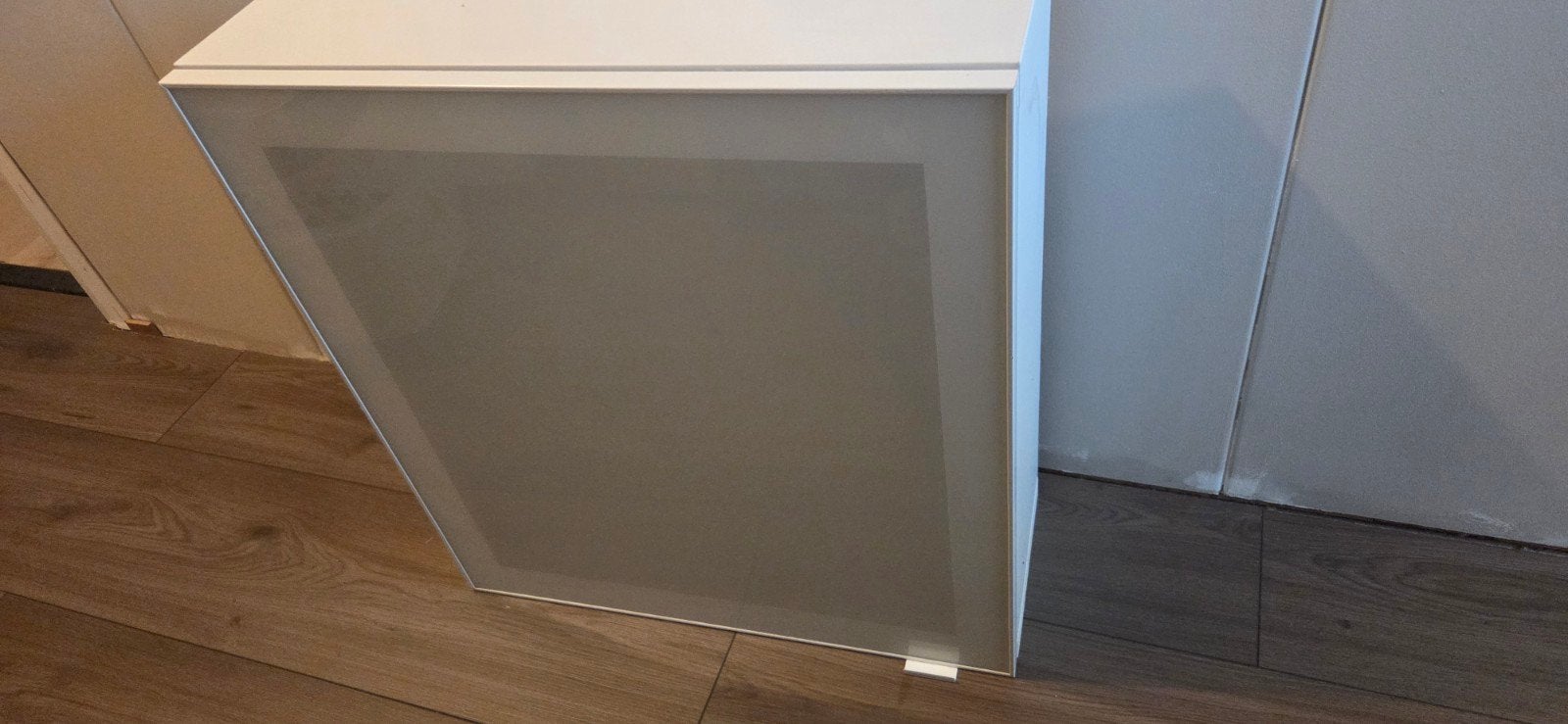 Witte wandkast met glazen deur