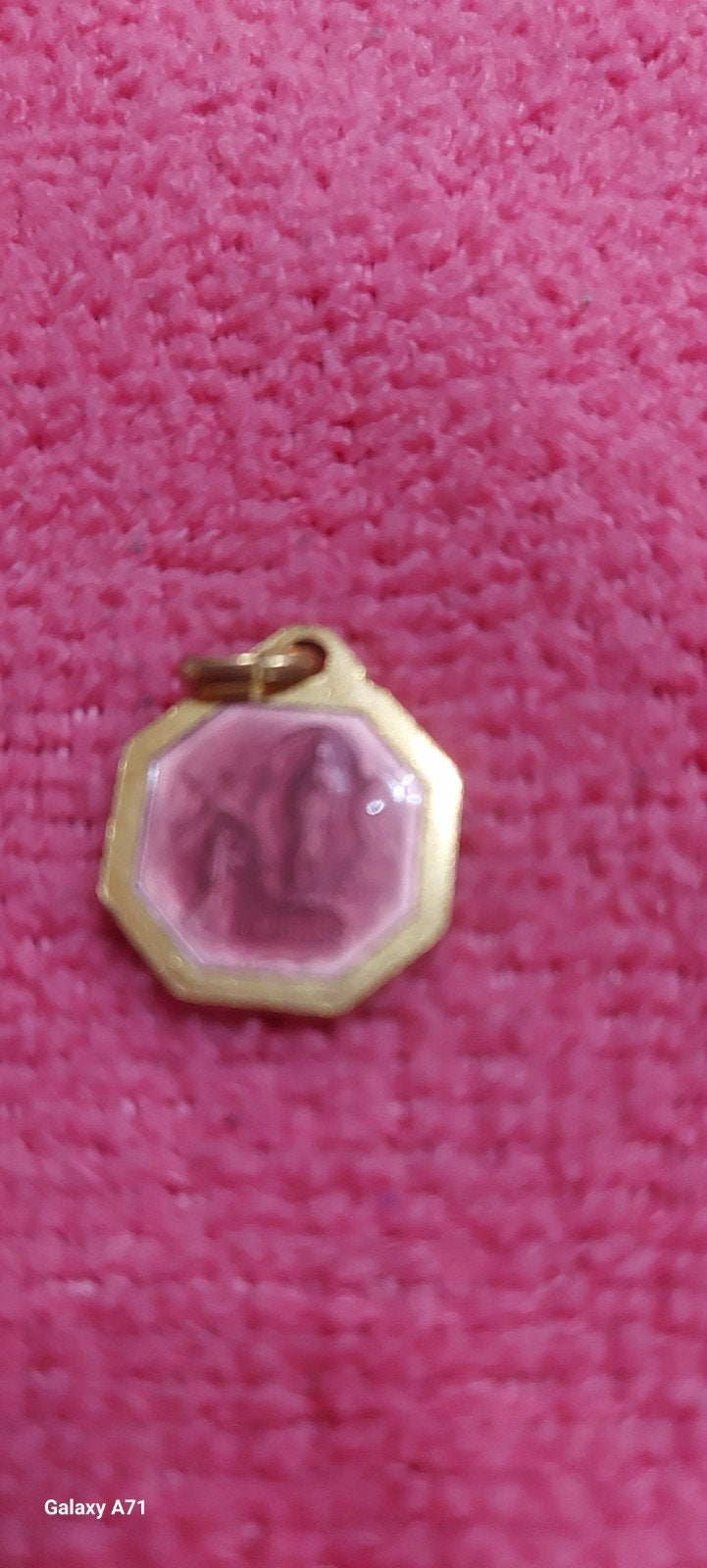 Gouden Medaillon met Religieuze Afbeelding, Met hanger, Gebruikt, Ophalen of Verzenden, Goud