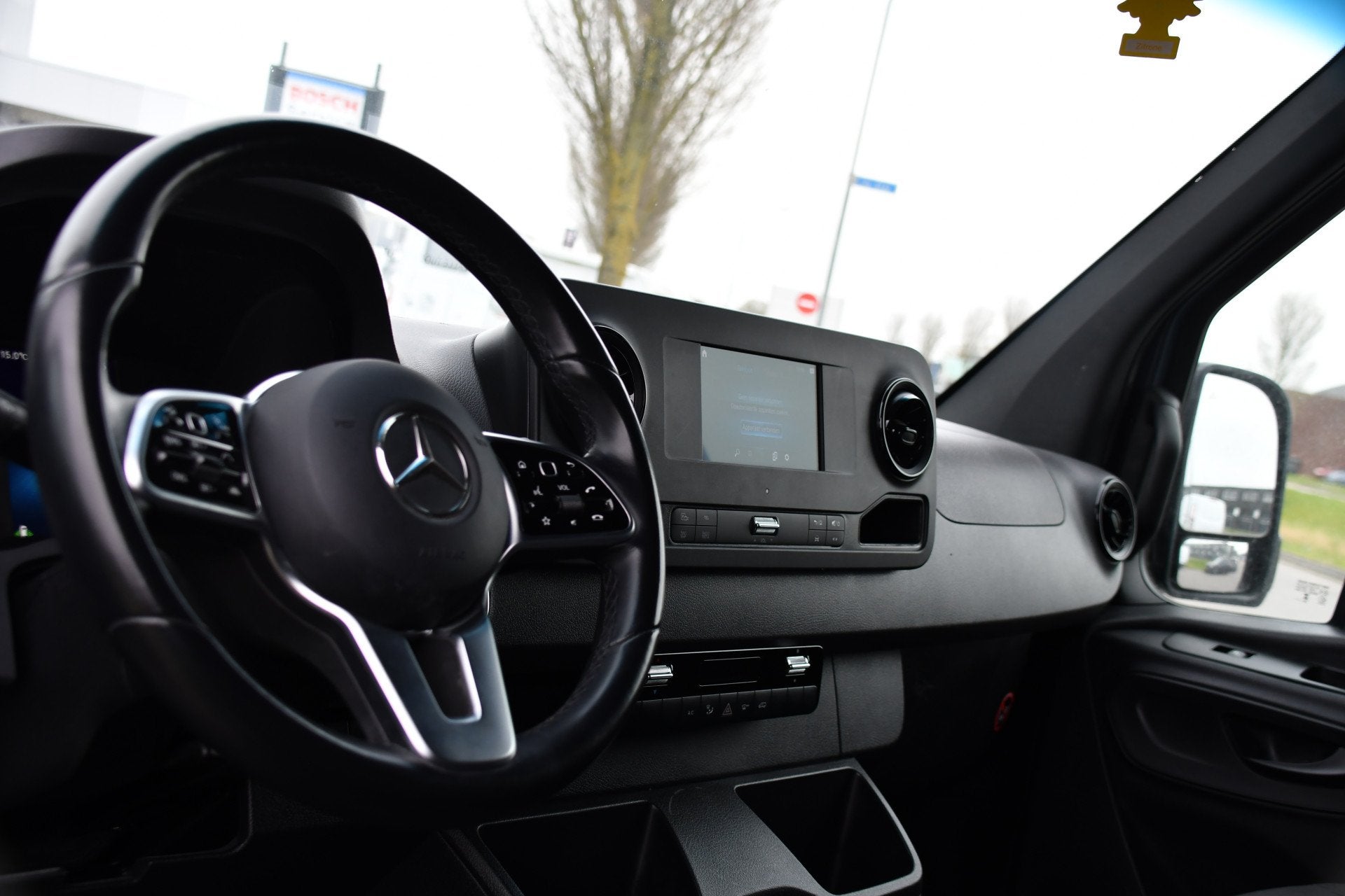 Foto 2 van Mercedes-Benz Sprinter 315 1.9 CDI L2H2 AMG Edition Adaptiev