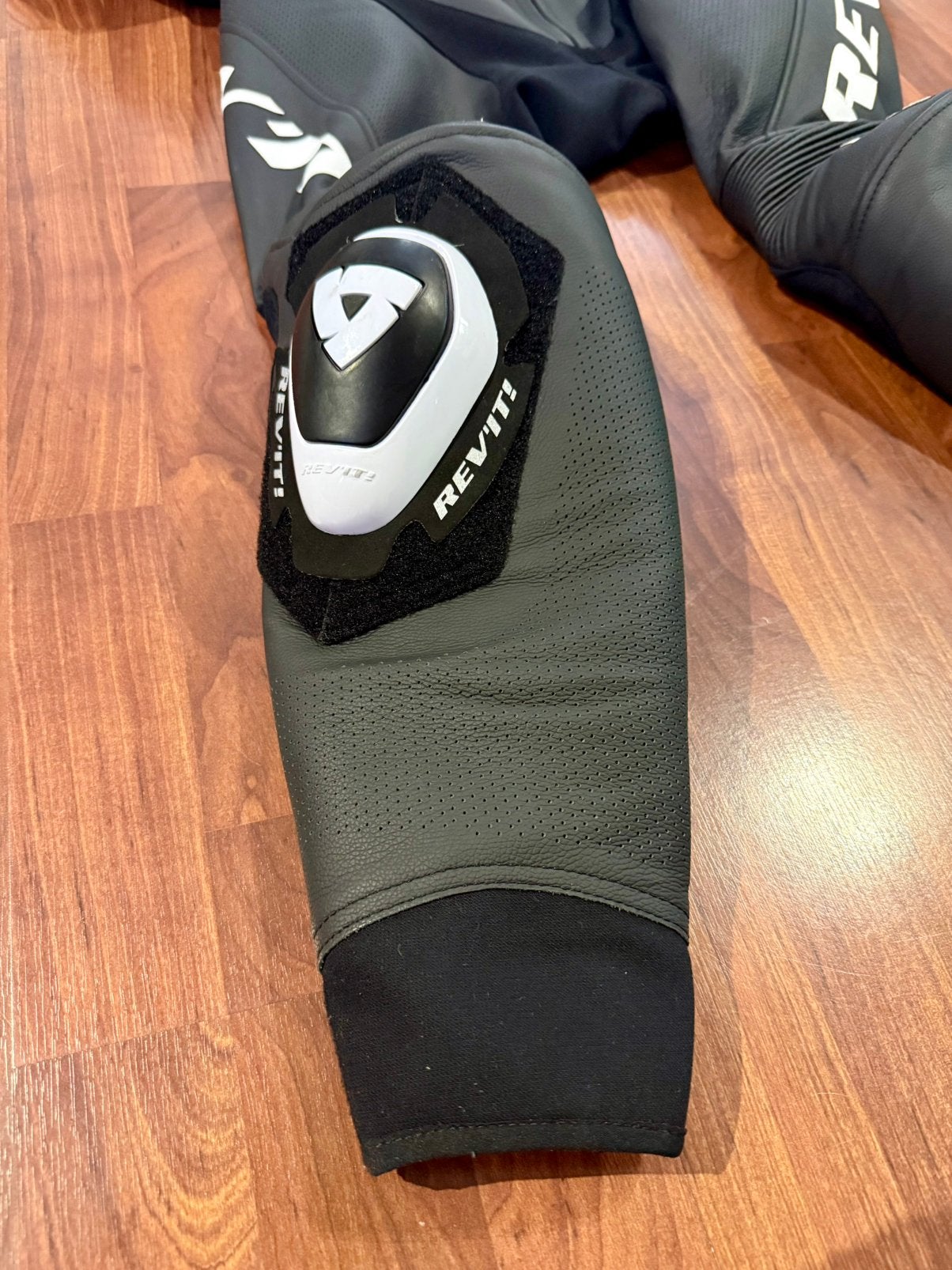REV'IT! Leren Motorpak 2-delig – Maat 48 – Zo goed als nieuw, Motoren, Kleding | Motorkleding, Ophalen of Verzenden, Tweedehands