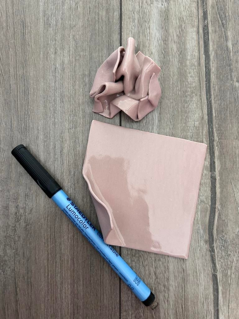 Roze porseleinen memoblaadje van Anna Keramiek, Ophalen