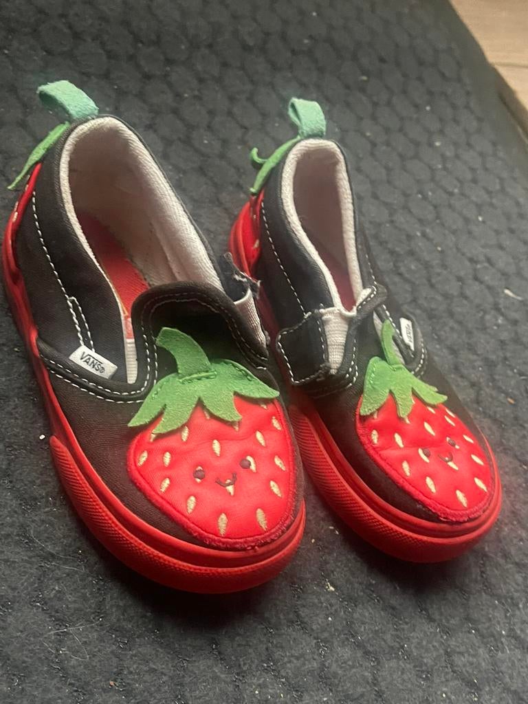Schattige aardbei schoentjes VANS, Ophalen of Verzenden, Zo goed als nieuw, Meisje, Schoentjes
