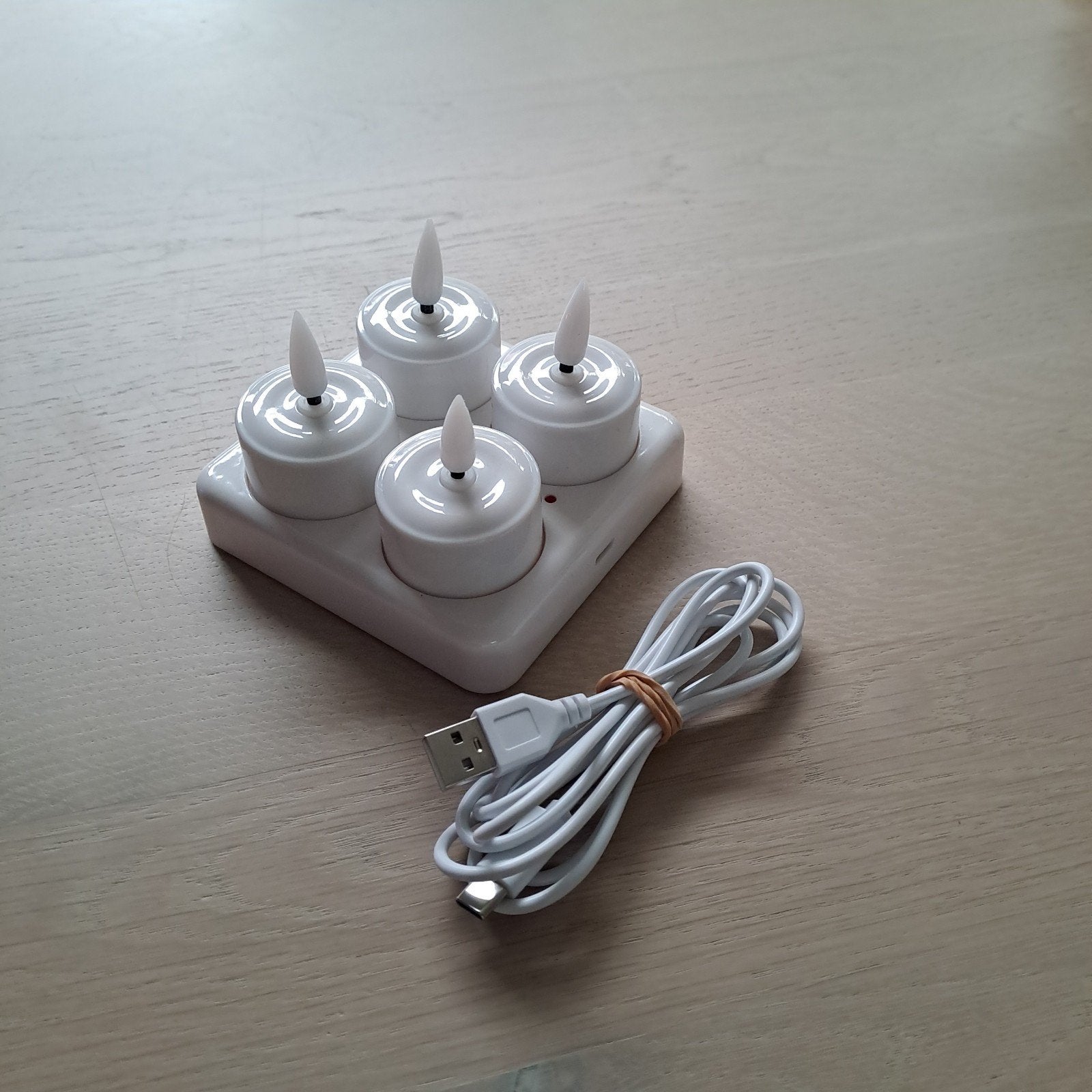 4 Waxinelichtjes, oplaadbaar, Kunststof, Ophalen of Verzenden, Zo goed als nieuw, Wit
