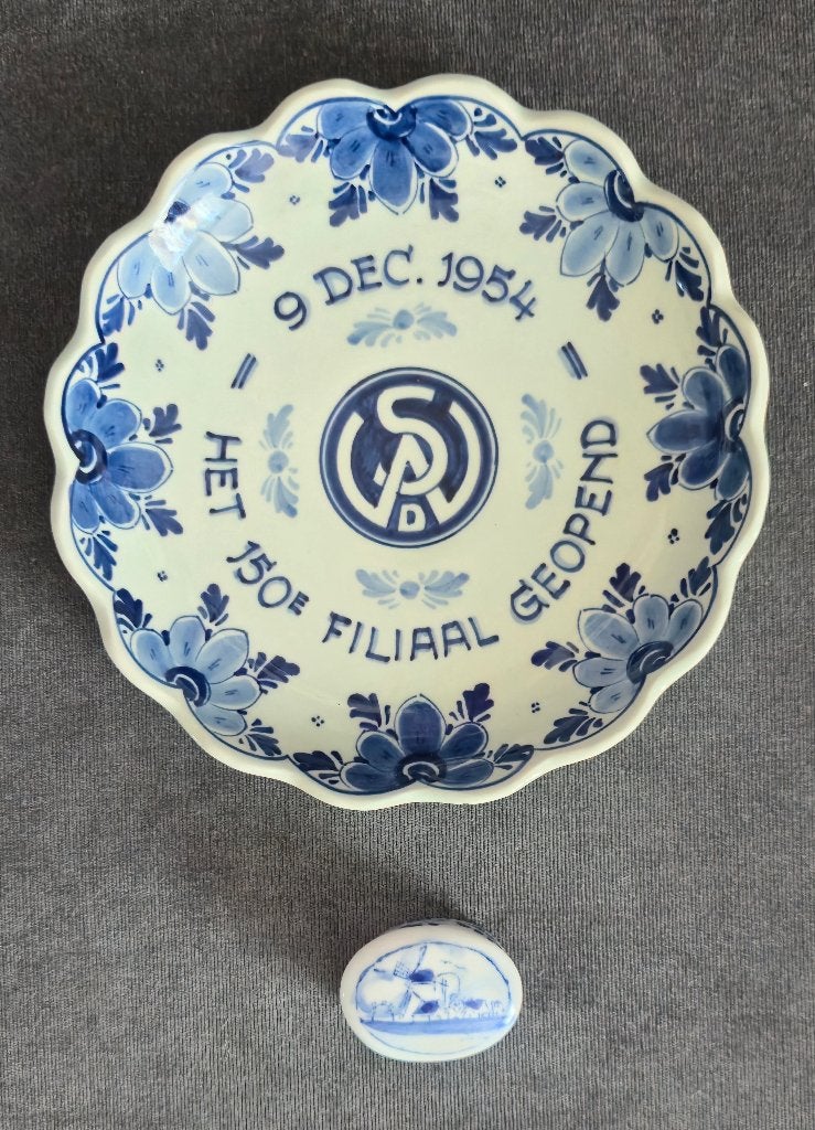2 x Delfts blauwe (bordje 1954 en een pillendoosje), Antiek en Kunst, Verzenden