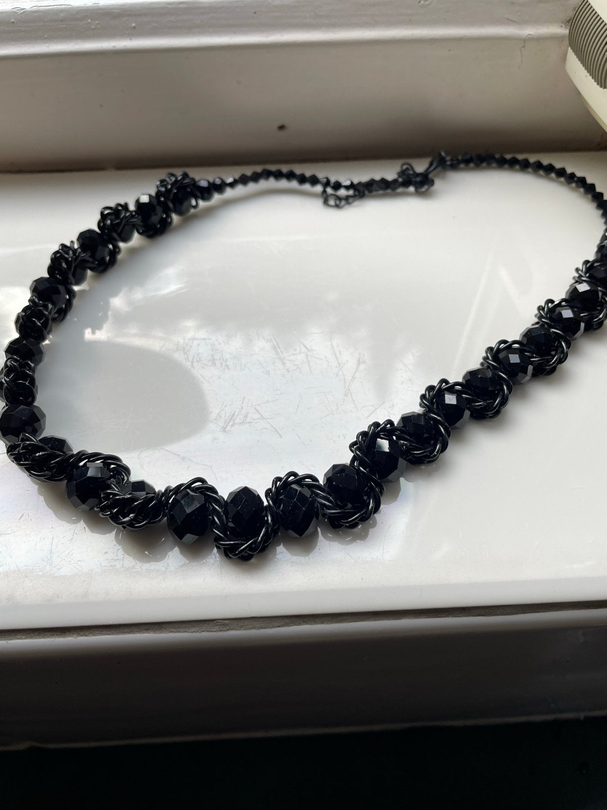 Zwarte kralen ketting met gevlochten details, Ophalen of Verzenden, Zo goed als nieuw, Zwart, Overige materialen