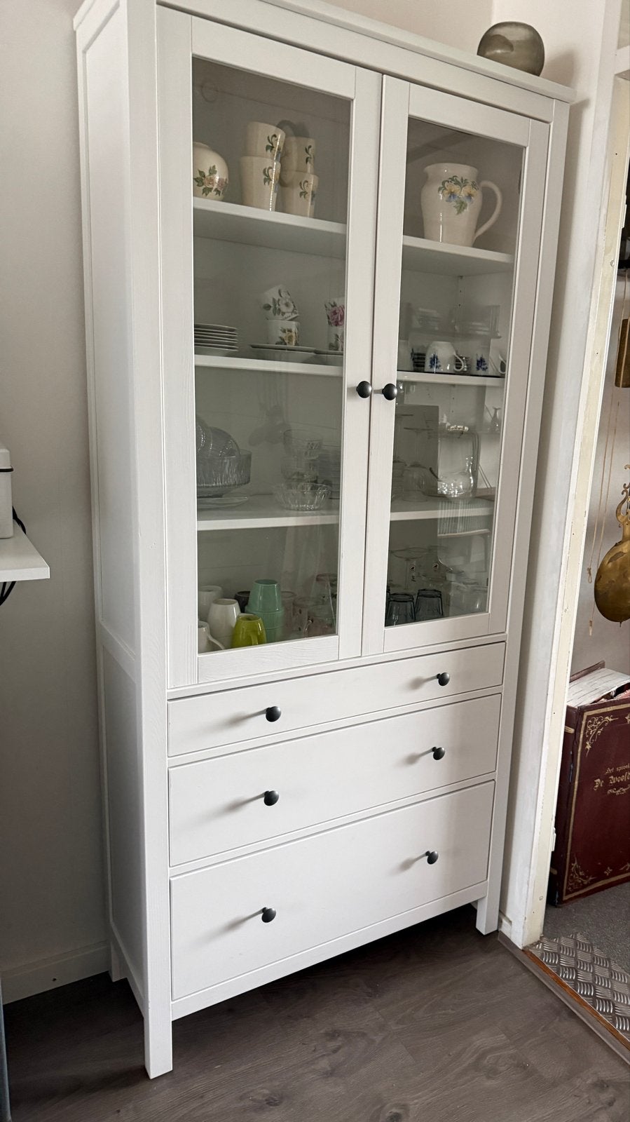 Hemnes Witte vitrinekast met lades en glazen deuren, Huis en Inrichting, Ophalen, 50 tot 100 cm, Zo goed als nieuw, Met lade(s)