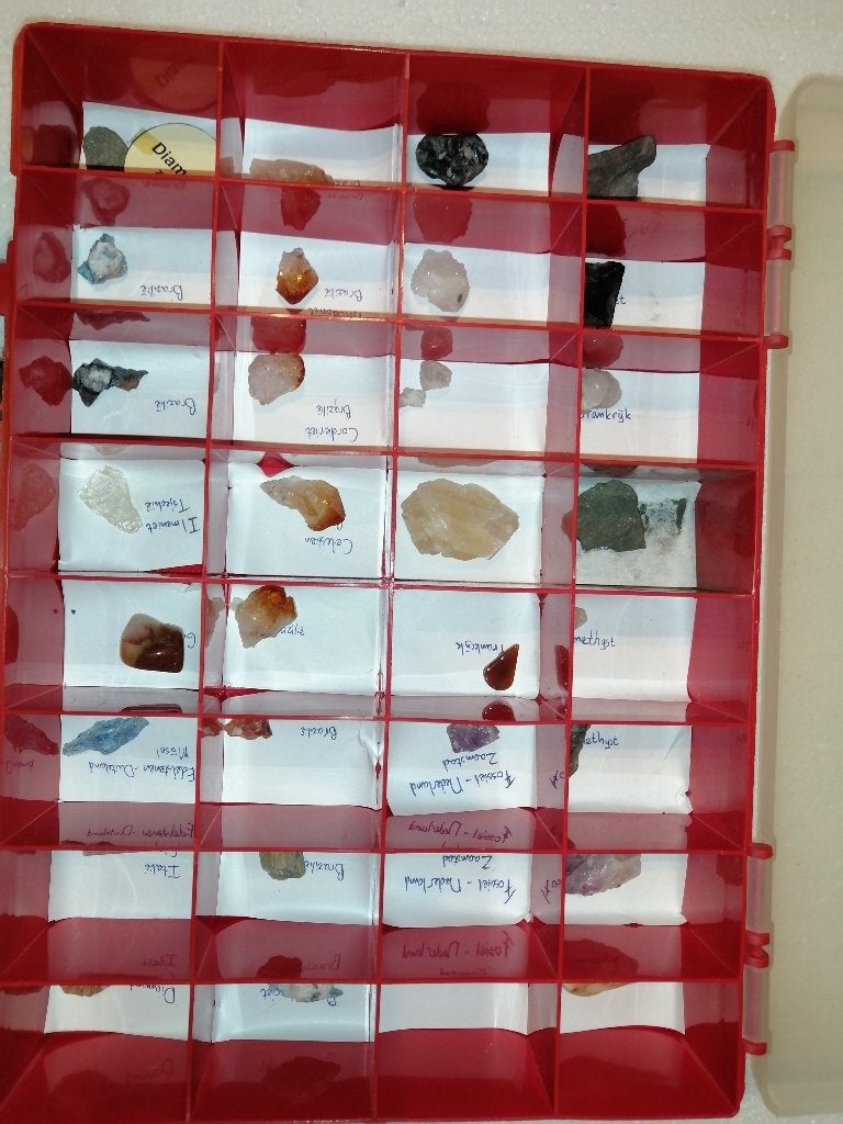 Mineralen en edelstenen verzameling in doos , 32 stuks, Verzamelen, Ophalen of Verzenden, Mineraal