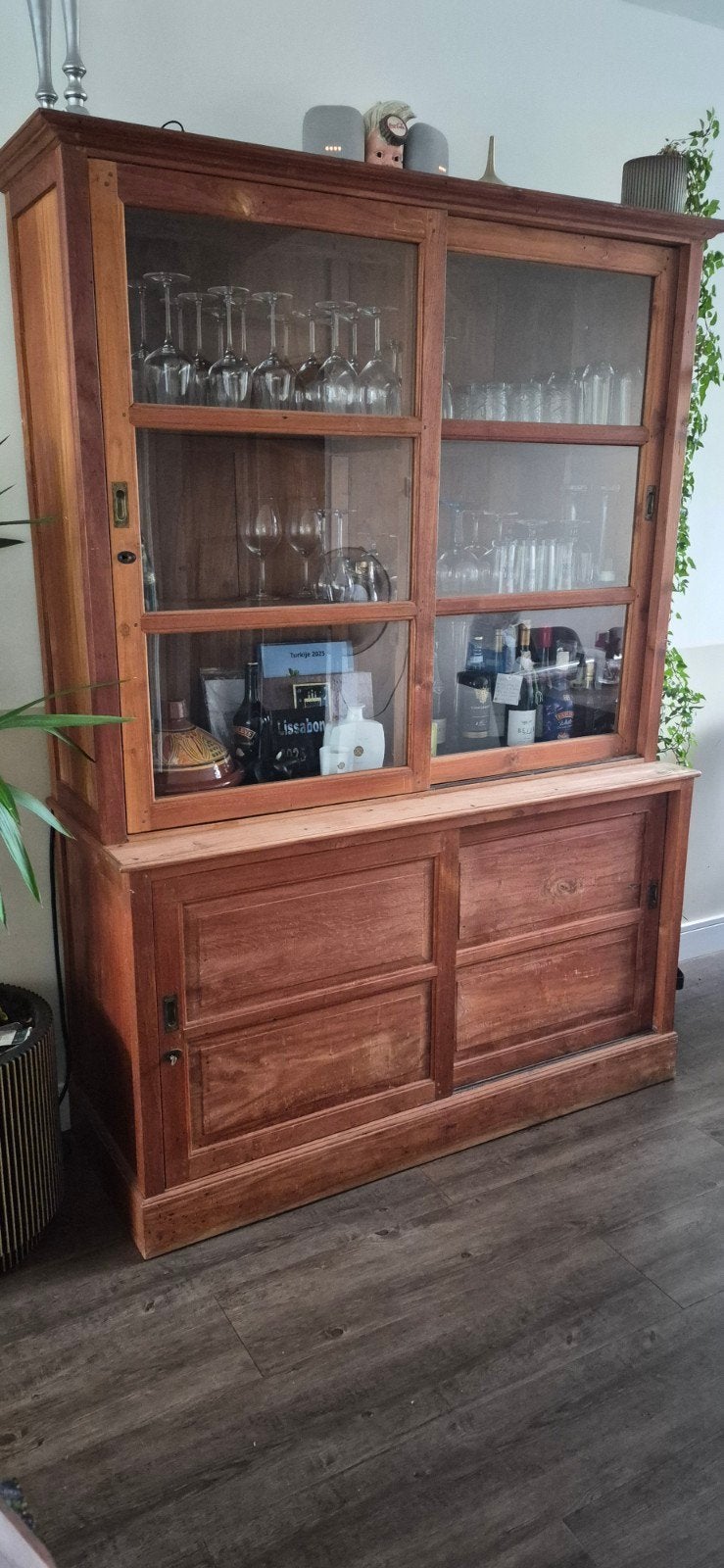 Vintage houten vitrinekast met schuifdeuren, Ophalen