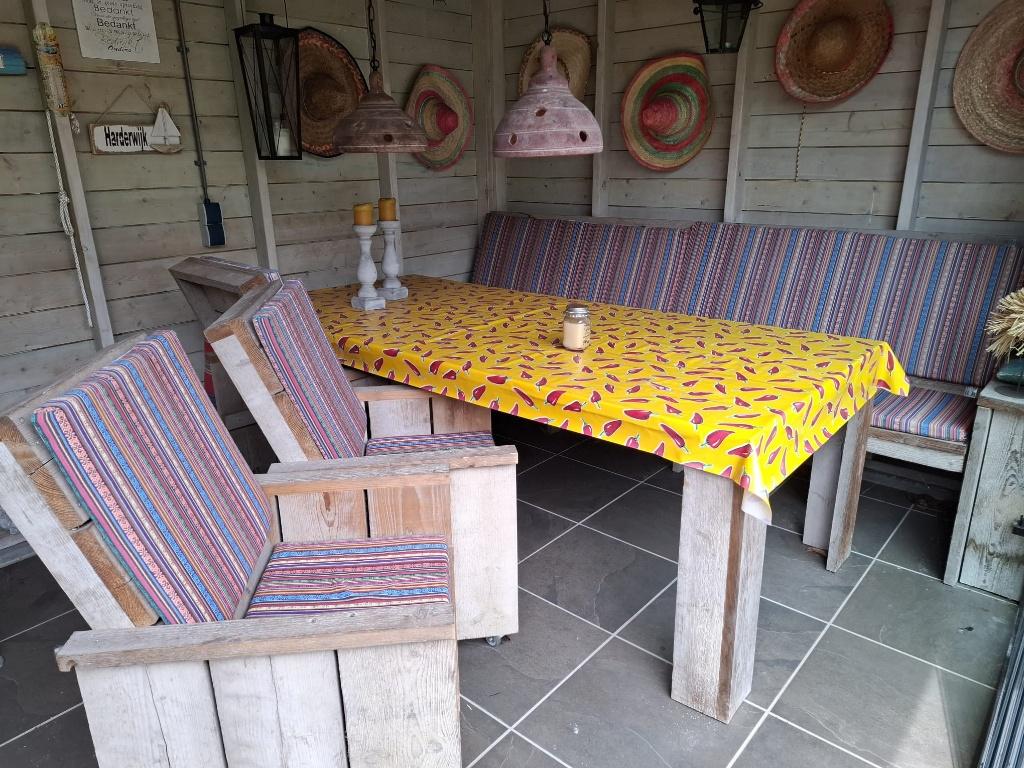steigerhouten eethoek, Tuin en Terras, Ophalen, Gebruikt, 6 zitplaatsen, Steigerhout